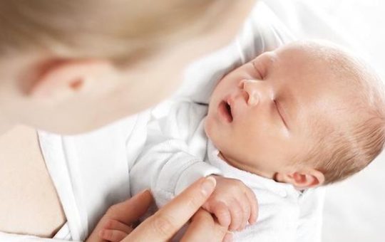 Cara Menidurkan Bayi Lewat Stimulasi Panca Indra